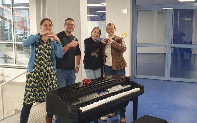 Veronika Riva beschenkt FS Musik mit einem E-Piano