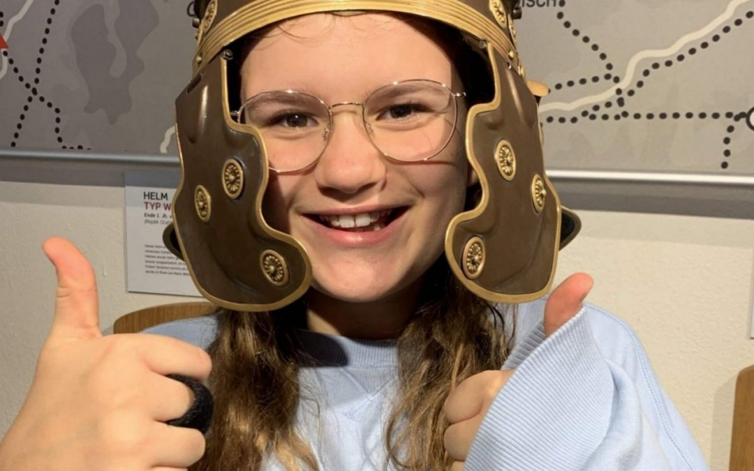 Helme aus goldglänzendem Messing und Mühlespiele aus feinem Leder