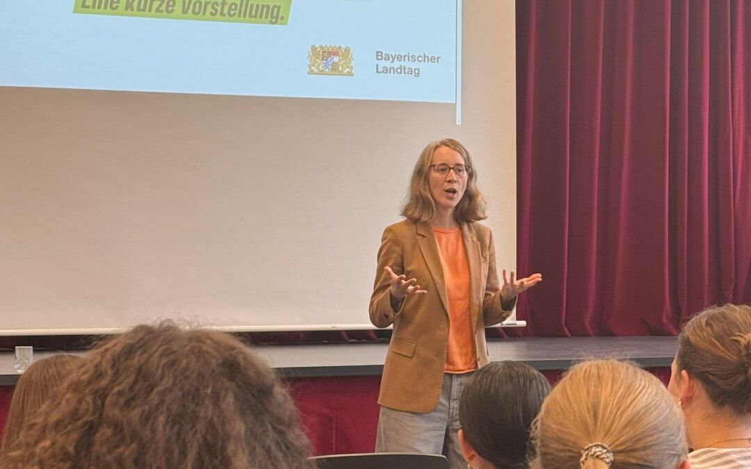 Politik im Theatersaal: MdL Eva Lettenbauer besucht den SWG-Zweig