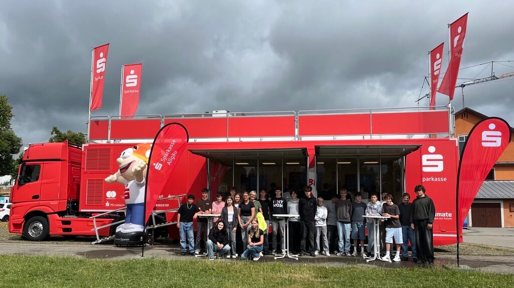 Einsteigen, bitte – der Sparkassen-Truck klärt auf!